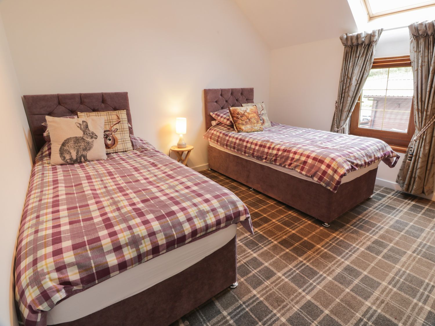 Stag Lodge in Moscow near Galston, East Ayrshire. Hot tub. Woodburning stove. Smart TV. Pet-friendly