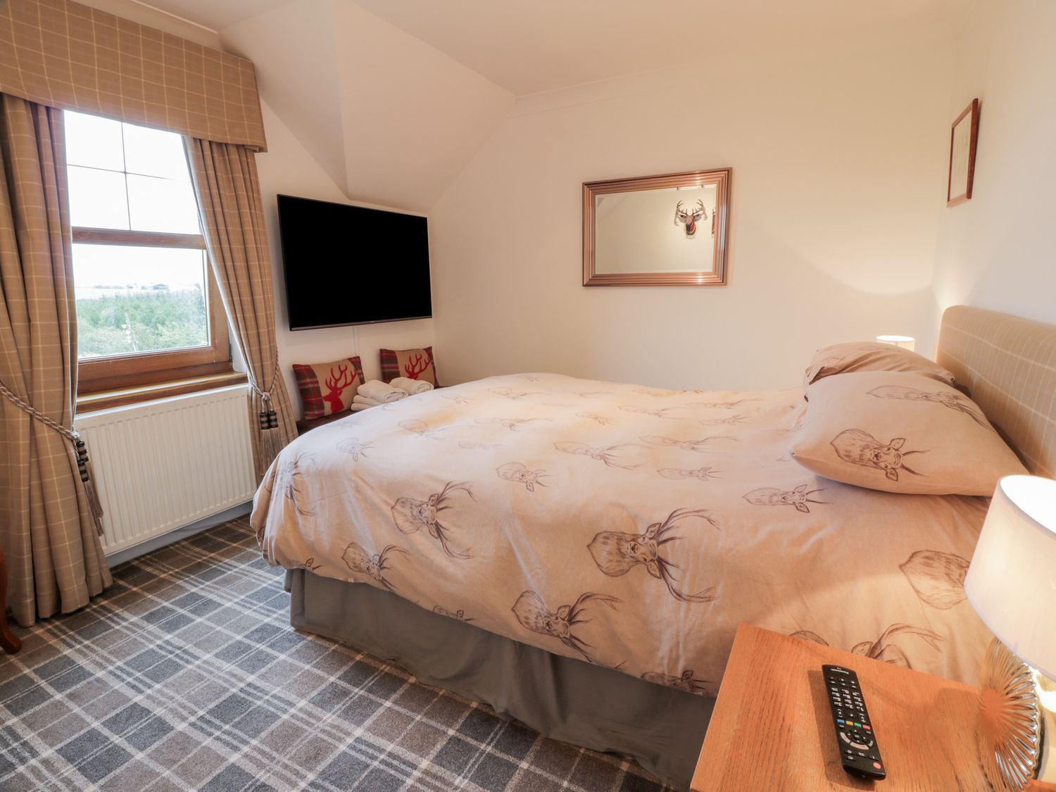 Stag Lodge in Moscow near Galston, East Ayrshire. Hot tub. Woodburning stove. Smart TV. Pet-friendly