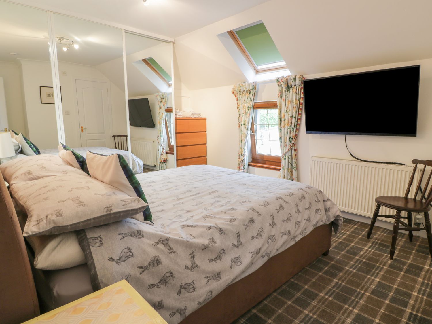 Stag Lodge in Moscow near Galston, East Ayrshire. Hot tub. Woodburning stove. Smart TV. Pet-friendly