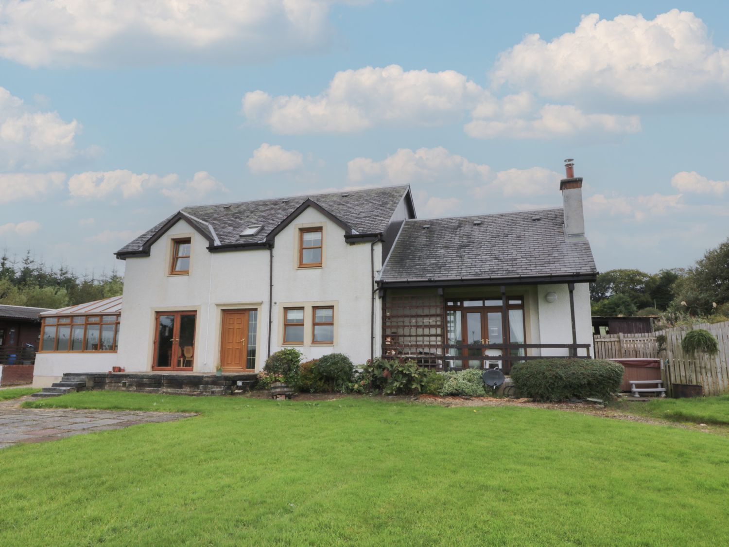 Stag Lodge in Moscow near Galston, East Ayrshire. Hot tub. Woodburning stove. Smart TV. Pet-friendly