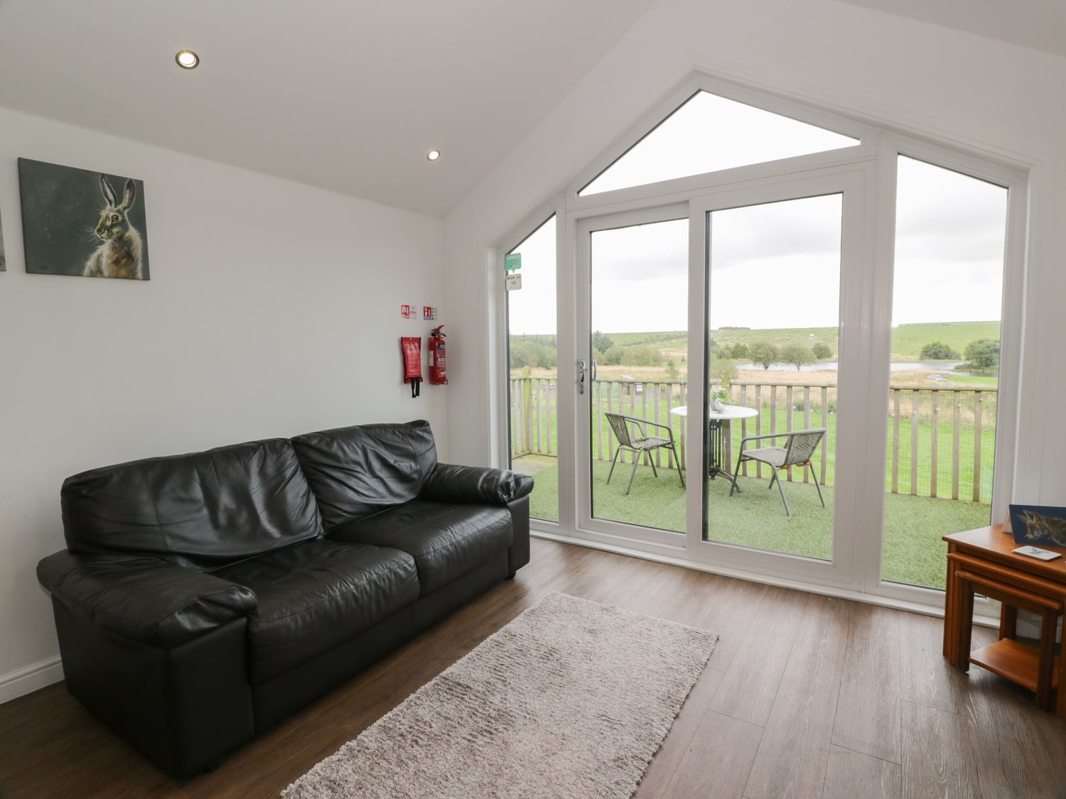 Mallard Lodge in Moscow, Galston, East Ayrshire. Romantic. Hot tub. Countryside. Smart TV. Open plan