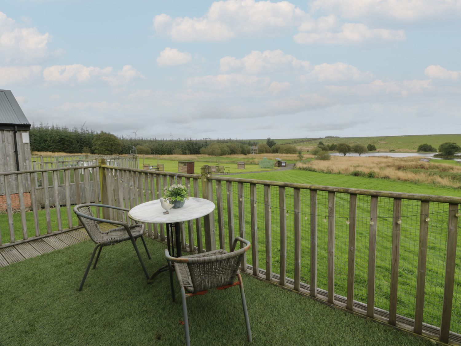 Mallard Lodge in Moscow, Galston, East Ayrshire. Romantic. Hot tub. Countryside. Smart TV. Open plan