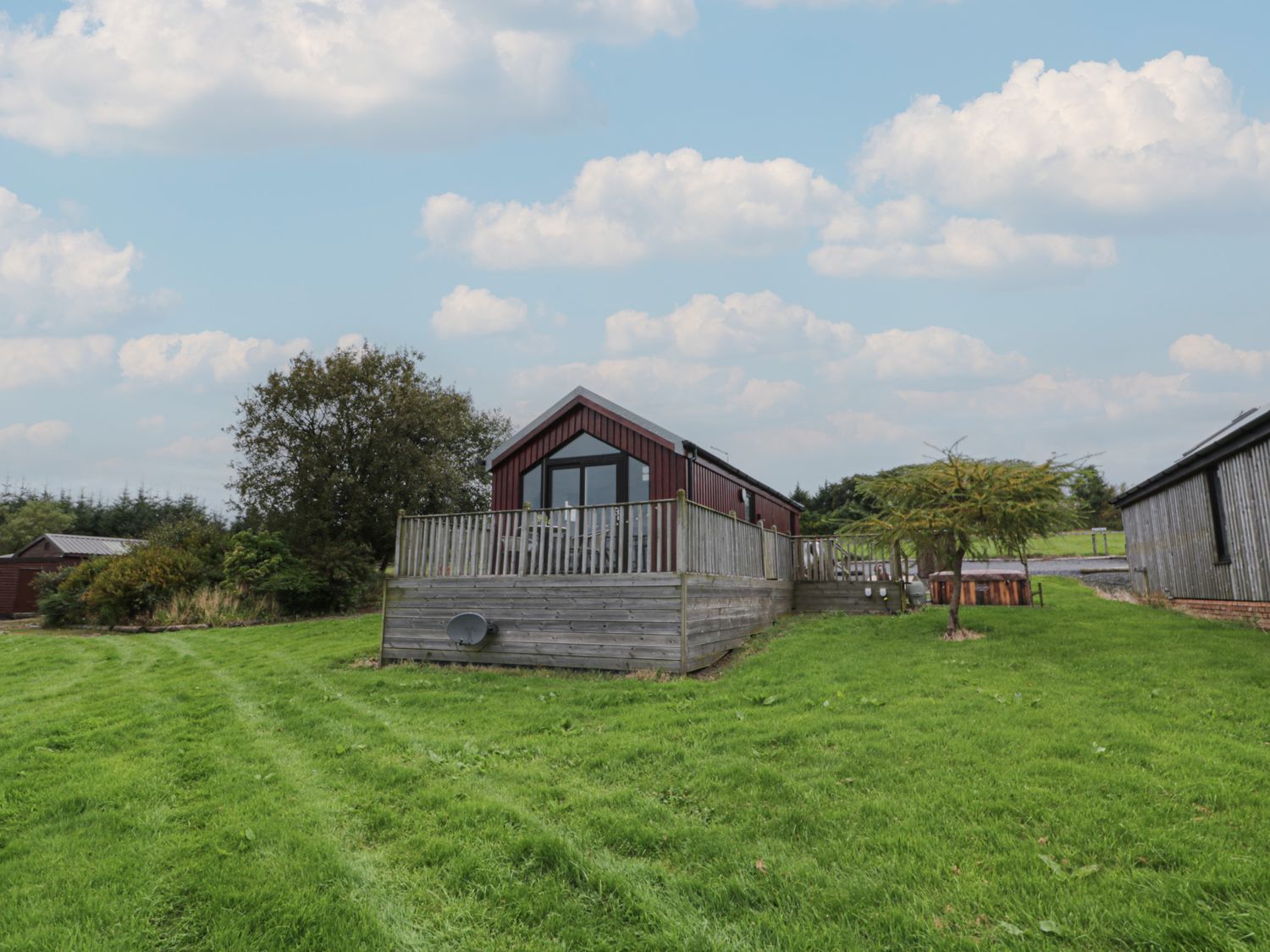 Mallard Lodge in Moscow, Galston, East Ayrshire. Romantic. Hot tub. Countryside. Smart TV. Open plan