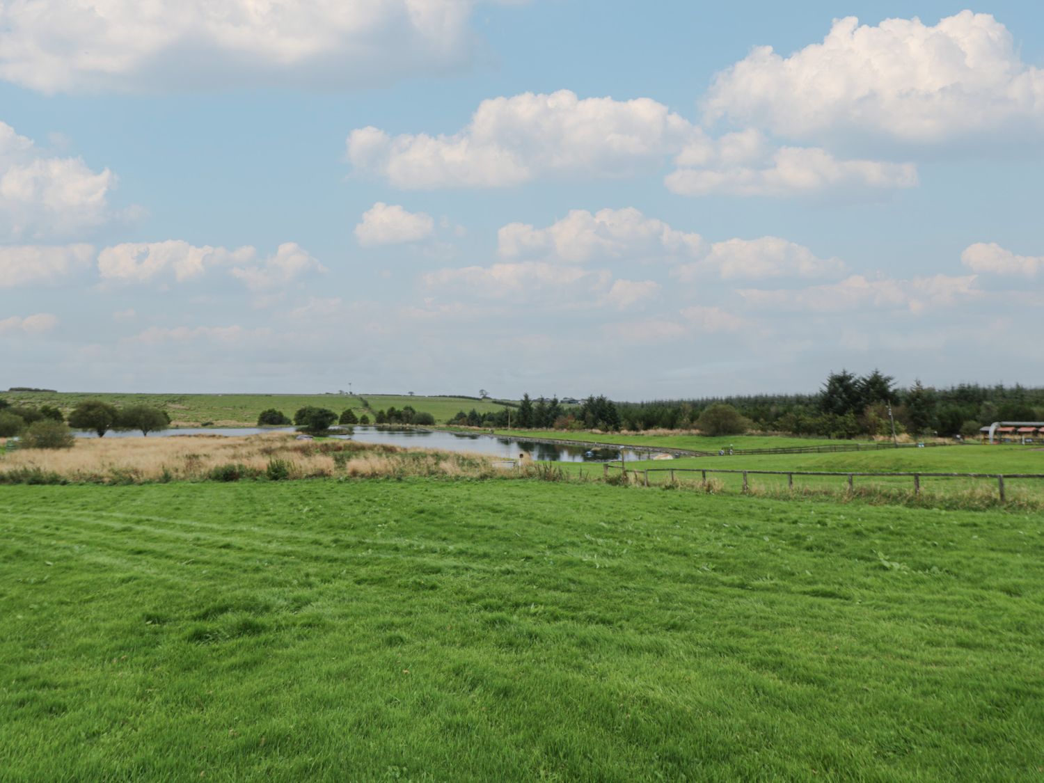 Mallard Lodge in Moscow, Galston, East Ayrshire. Romantic. Hot tub. Countryside. Smart TV. Open plan