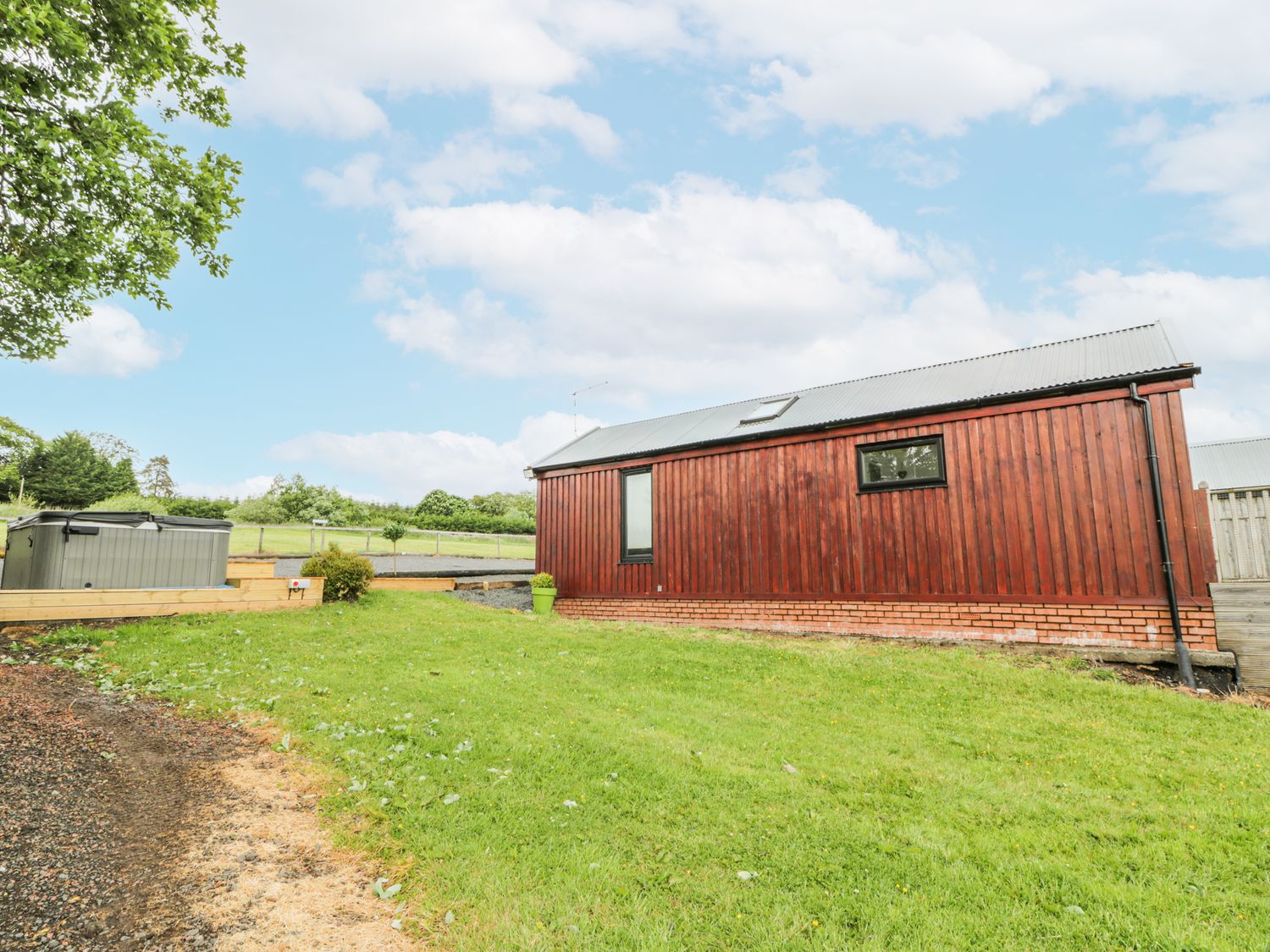 Mallard Lodge in Moscow, Galston, East Ayrshire. Romantic. Hot tub. Countryside. Smart TV. Open plan