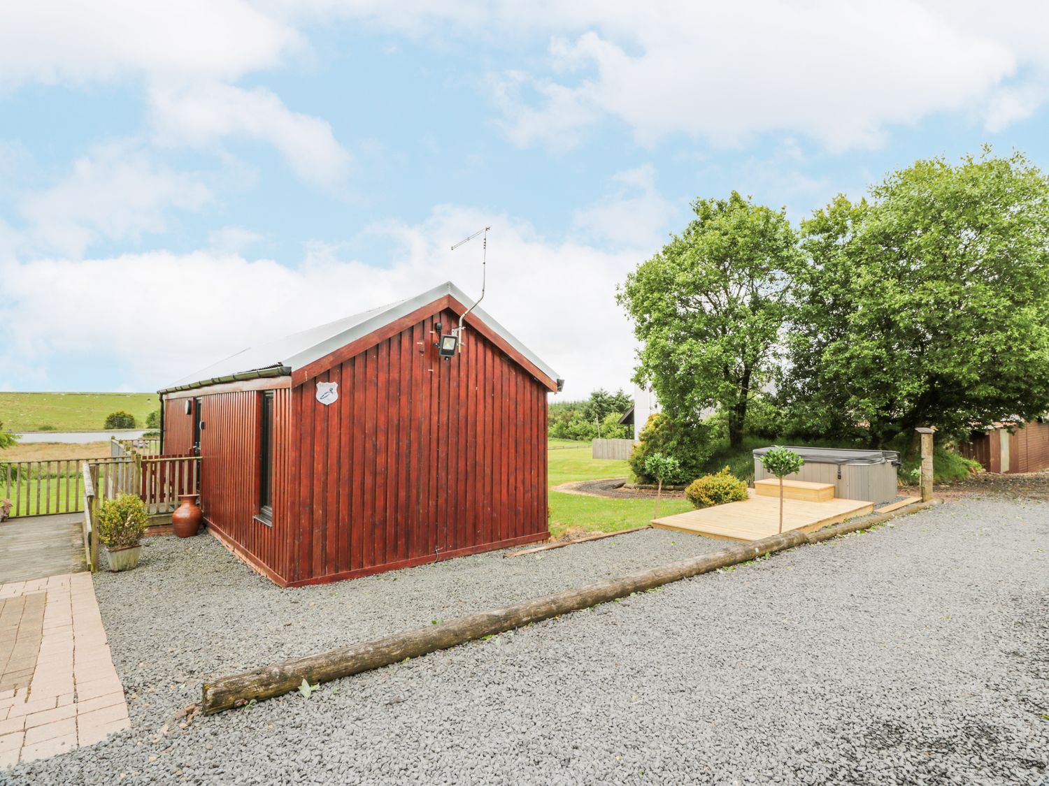 Mallard Lodge in Moscow, Galston, East Ayrshire. Romantic. Hot tub. Countryside. Smart TV. Open plan
