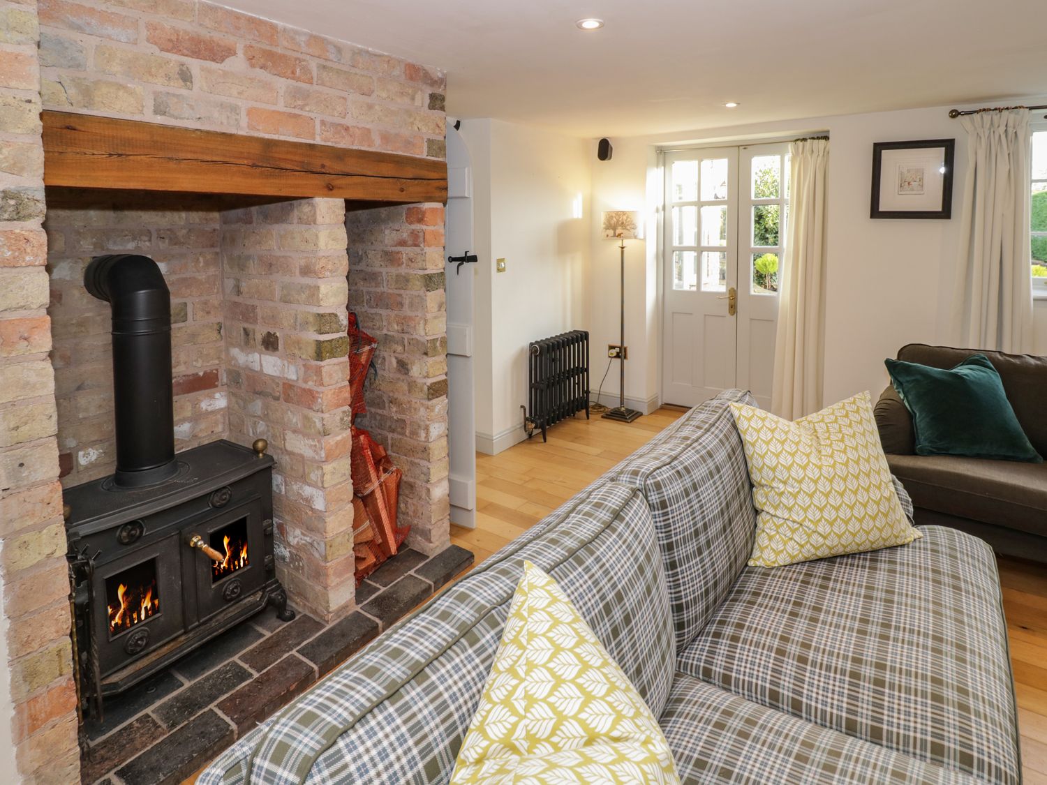 Home Farm Cottage in Stockton, Warwickshire. Six-bedroom home with hot tub and games room. Near shop
