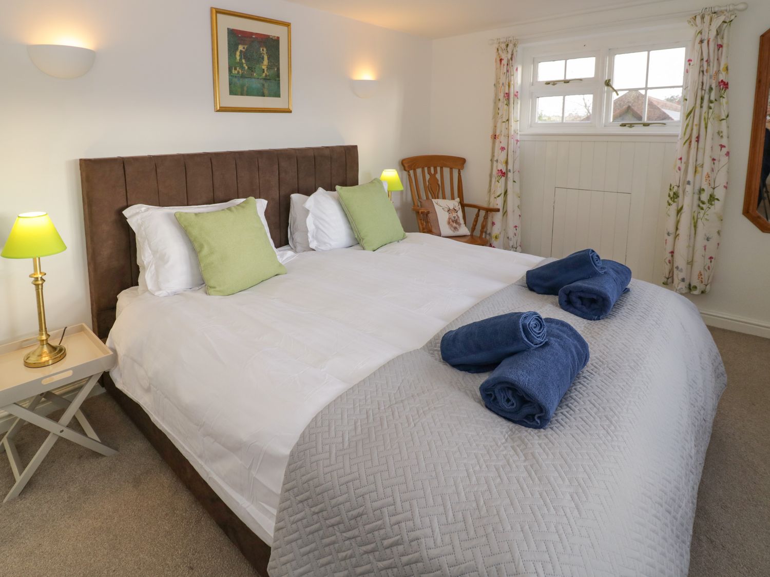Home Farm Cottage in Stockton, Warwickshire. Six-bedroom home with hot tub and games room. Near shop