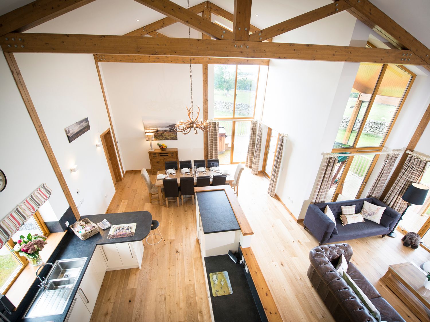 Atlas, Cawdor, Highlands Four-bedroom log cabin with rural views. Family-friendly. Hot tub and sauna