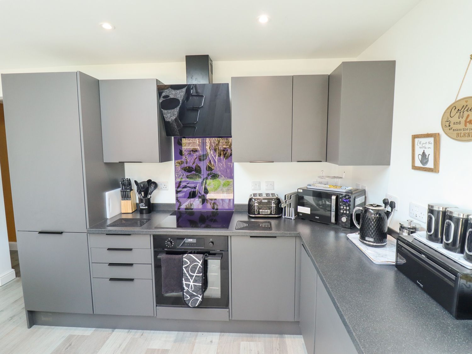 The Beach Haven, Mablethorpe, Lincolnshire. Four bedrooms. Garden with hot tub. Near beach. Parking.