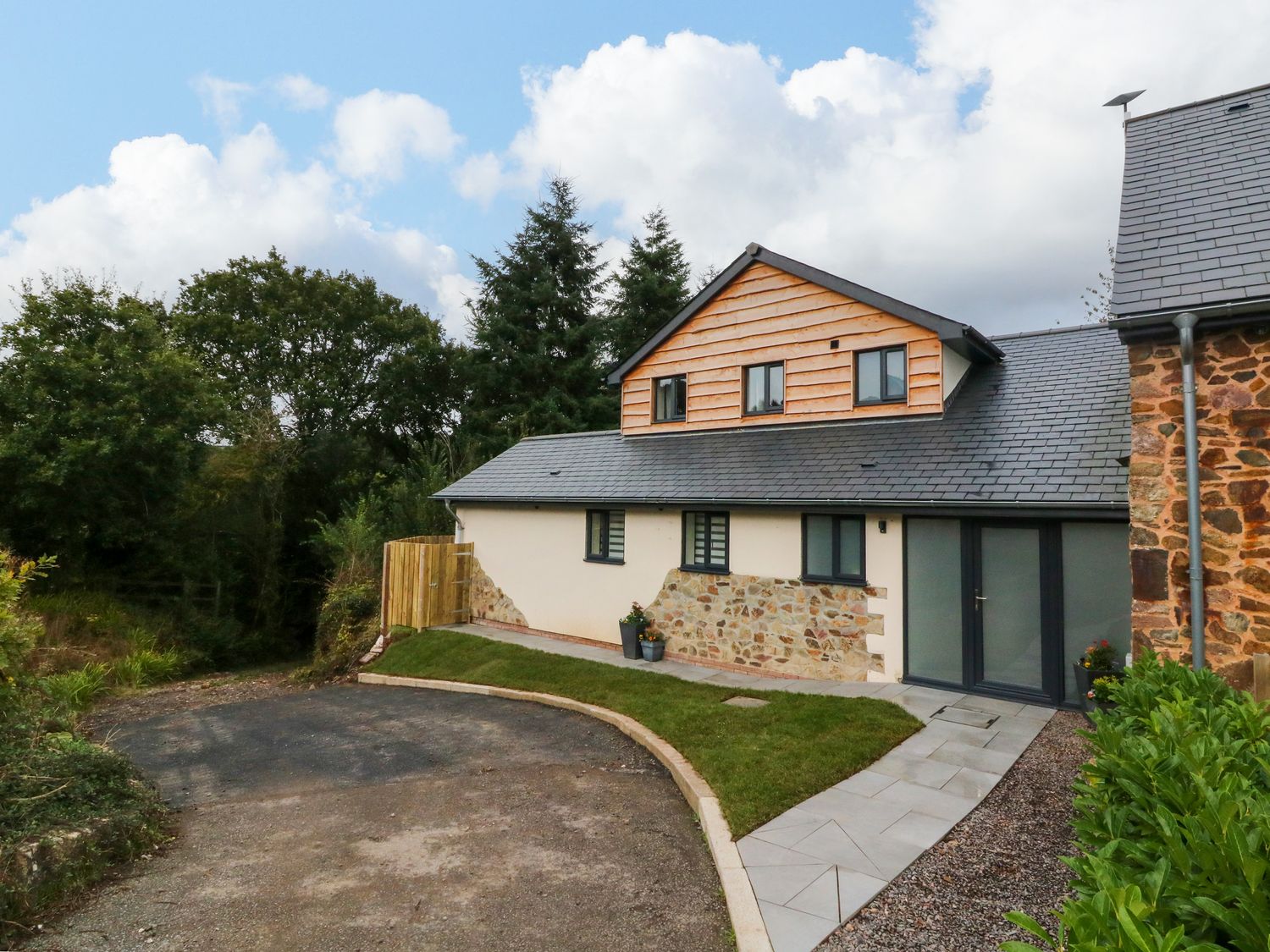 Spicery, Tedburn St Mary, Devon. Hot tub. Enclosed garden. Pet-friendly. En-suite. Near countryside.