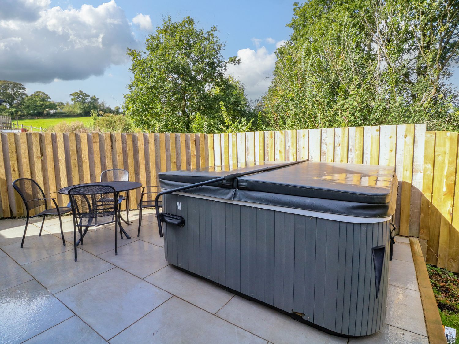 Spicery, Tedburn St Mary, Devon. Hot tub. Enclosed garden. Pet-friendly. En-suite. Near countryside.