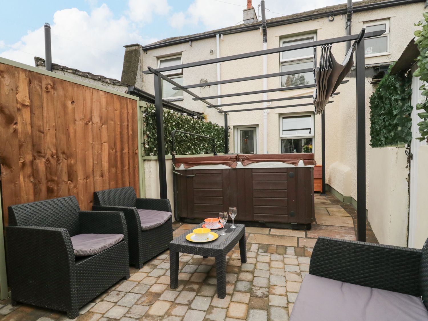 Bay Cottage No 7 in Morecambe, Lancashire. Two-bedroom home near amenities and beach. Hot tub. Pets.