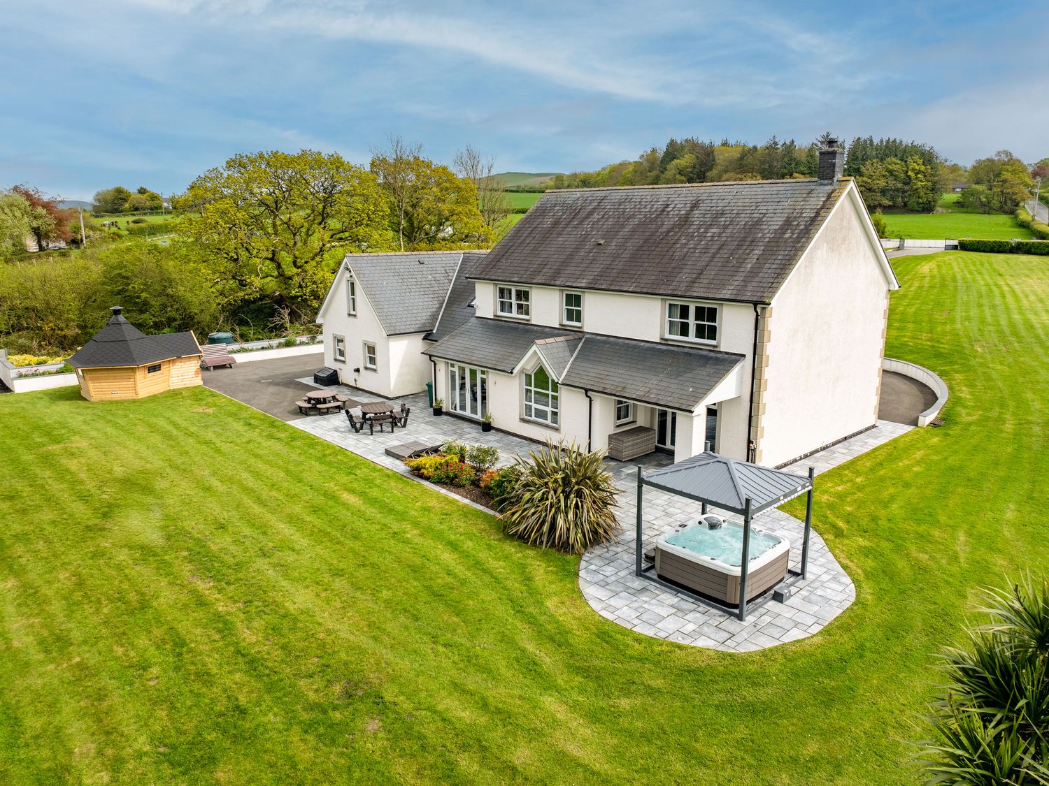 Parc Y Deri in Rhos-y-garth near Aberystwyth, Ceredigion. Hot tub. Large. Off-road parking. Families