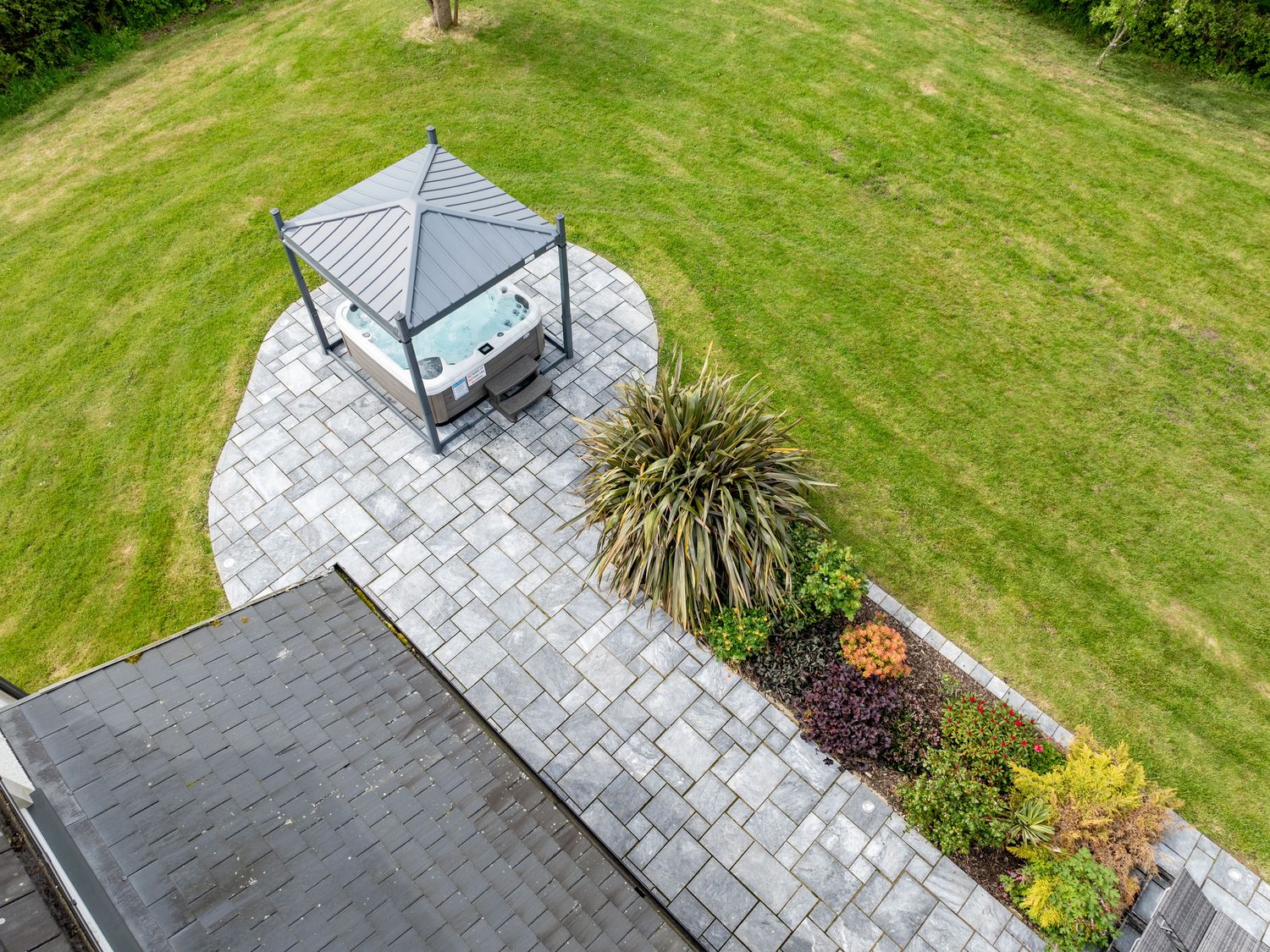 Parc Y Deri in Rhos-y-garth near Aberystwyth, Ceredigion. Hot tub. Large. Off-road parking. Families