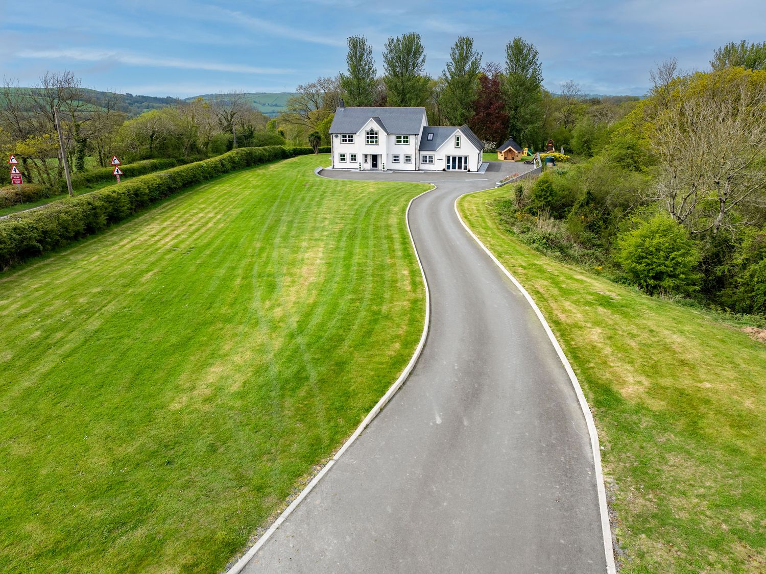 Parc Y Deri in Rhos-y-garth near Aberystwyth, Ceredigion. Hot tub. Large. Off-road parking. Families