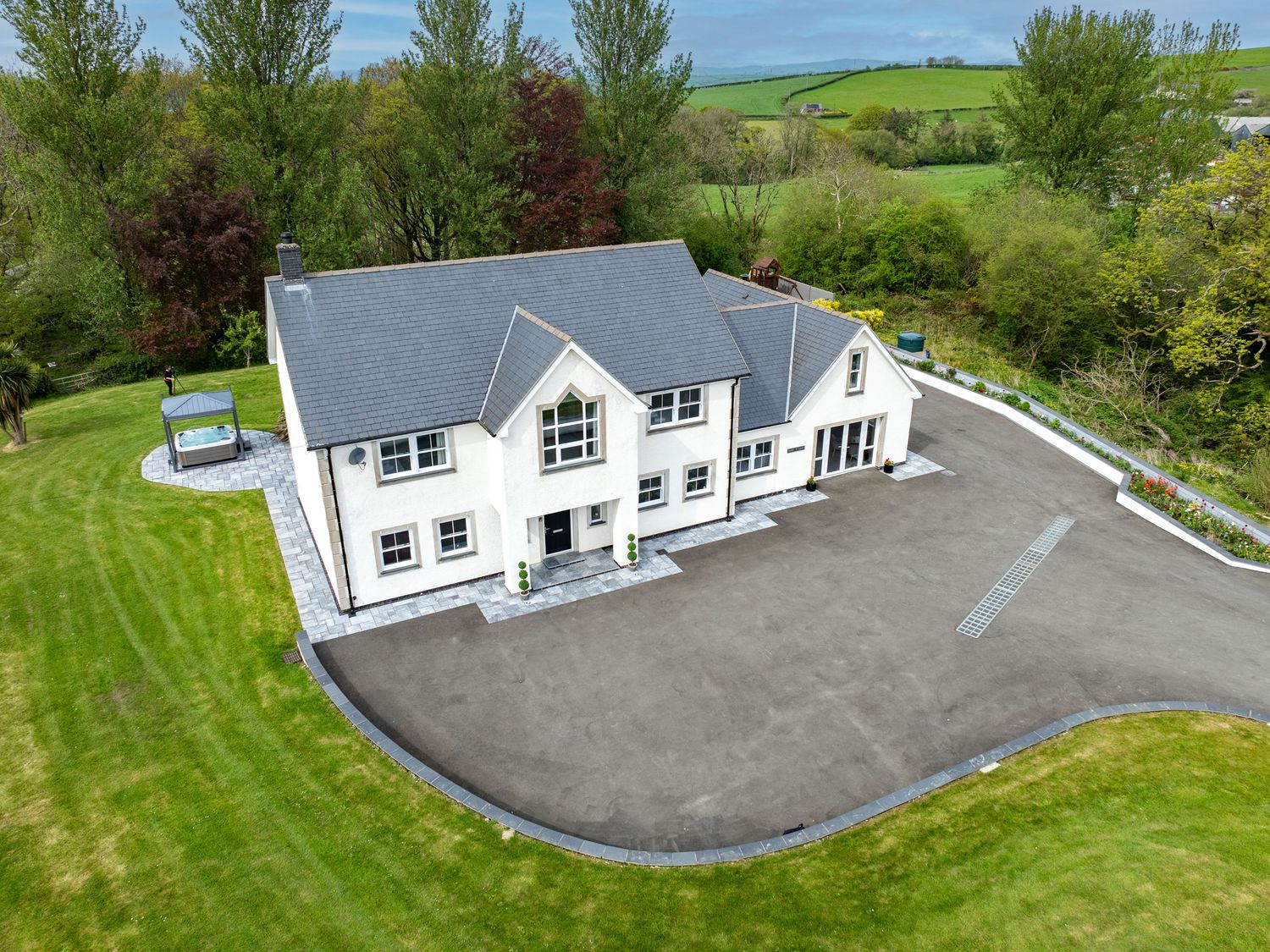 Parc Y Deri in Rhos-y-garth near Aberystwyth, Ceredigion. Hot tub. Large. Off-road parking. Families