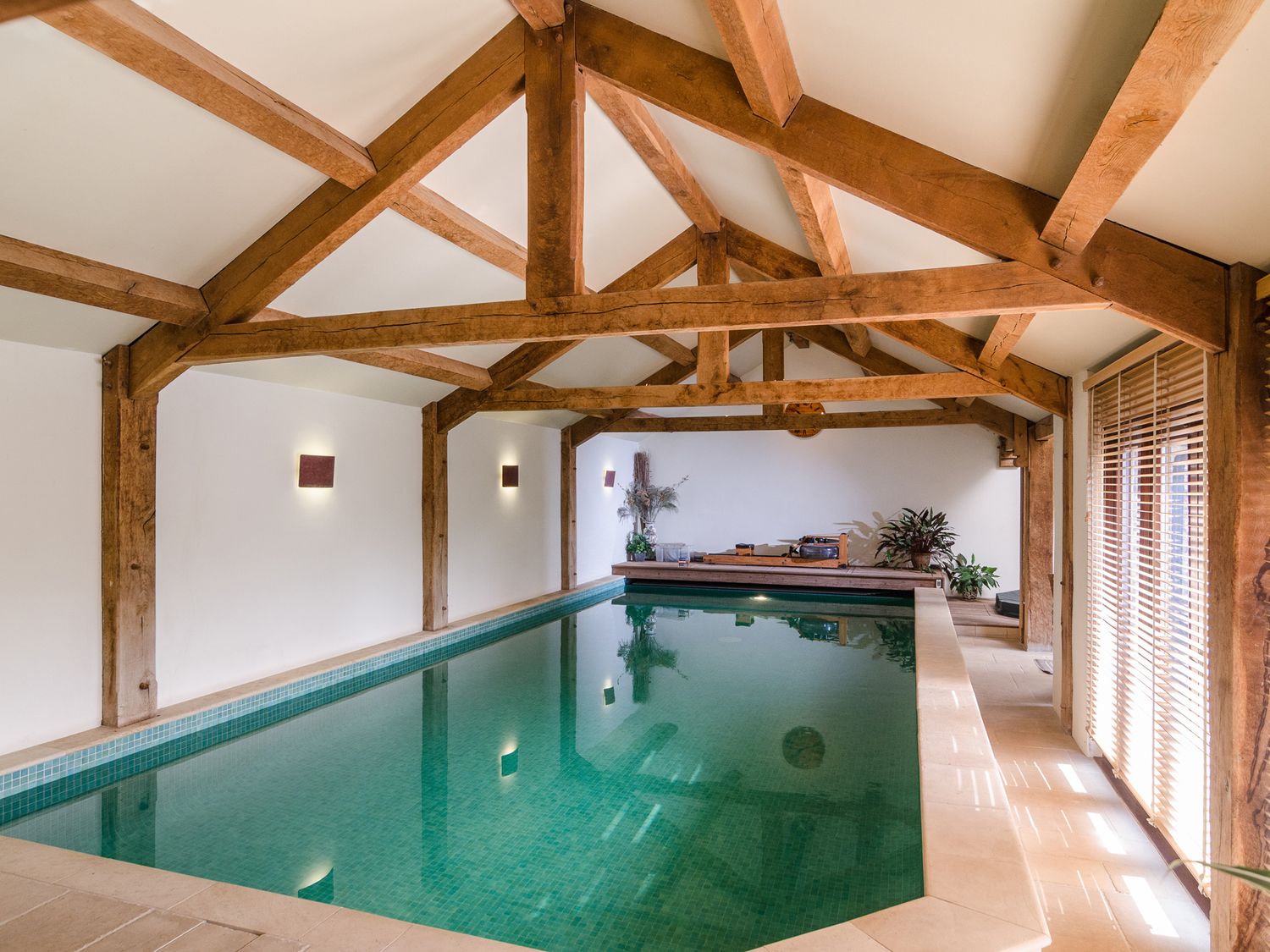 Old Stables, based in Pensford, Somerset. Substantial property. Pet-friendly. Extensive gardens. TV.