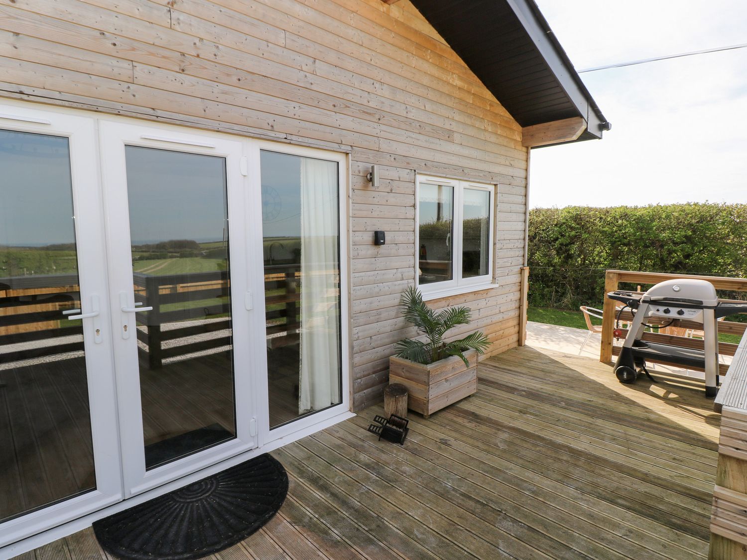 Heritage Retreat, Monknash, Vale of Glamorgan. Single-storey. Open-plan living space. Near to castle