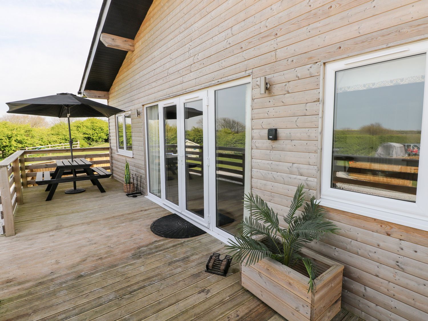 Heritage Retreat, Monknash, Vale of Glamorgan. Single-storey. Open-plan living space. Near to castle