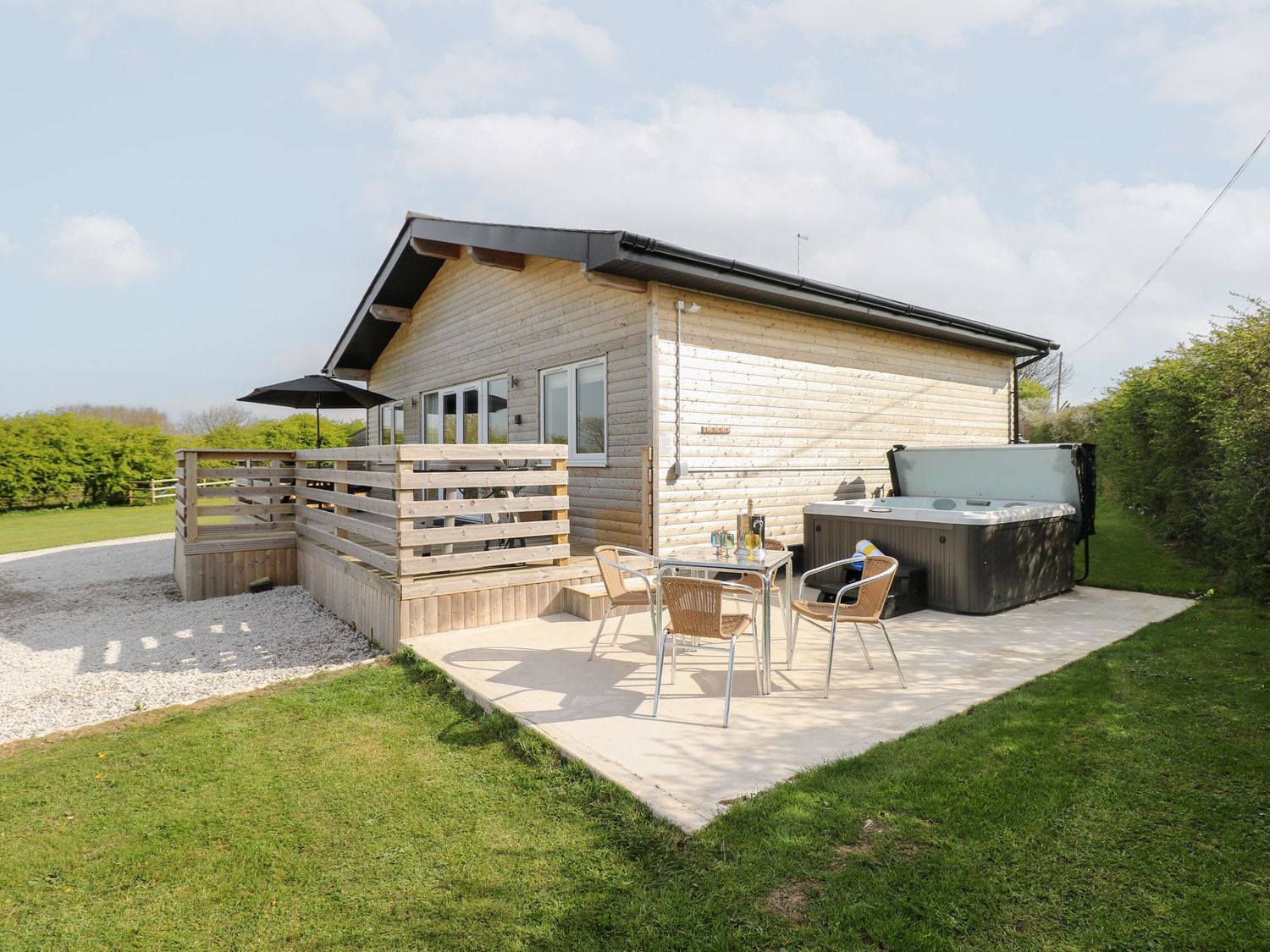 Heritage Retreat, Monknash, Vale of Glamorgan. Single-storey. Open-plan living space. Near to castle