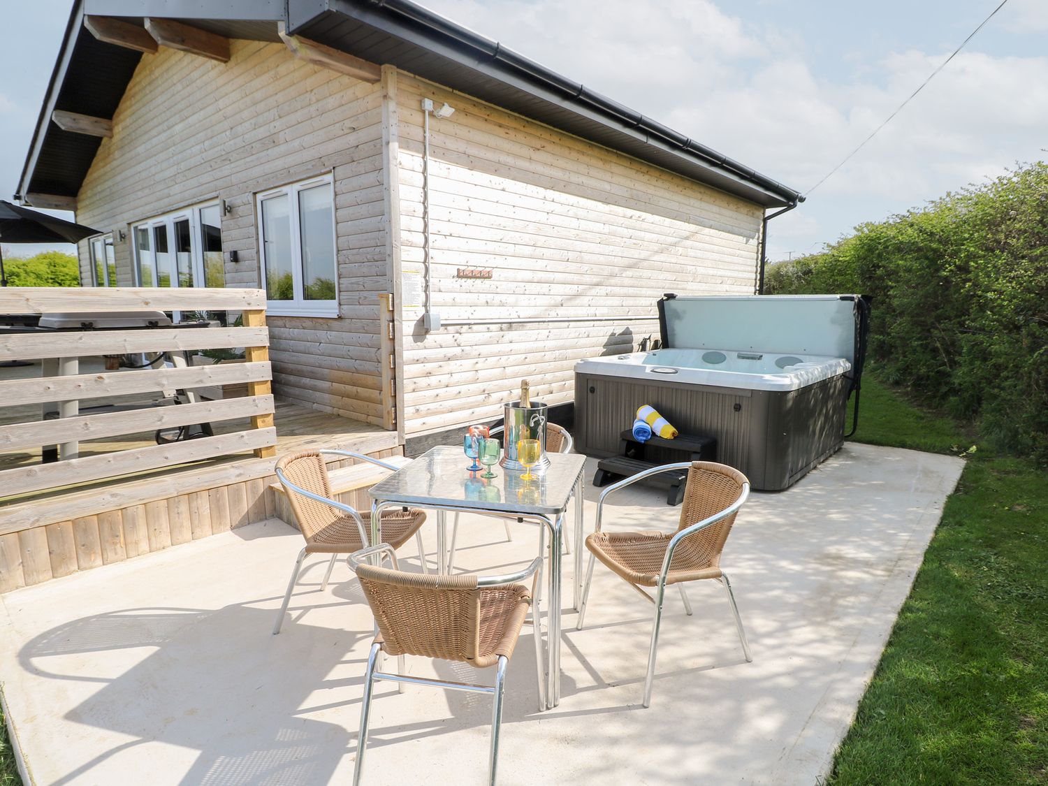 Heritage Retreat, Monknash, Vale of Glamorgan. Single-storey. Open-plan living space. Near to castle
