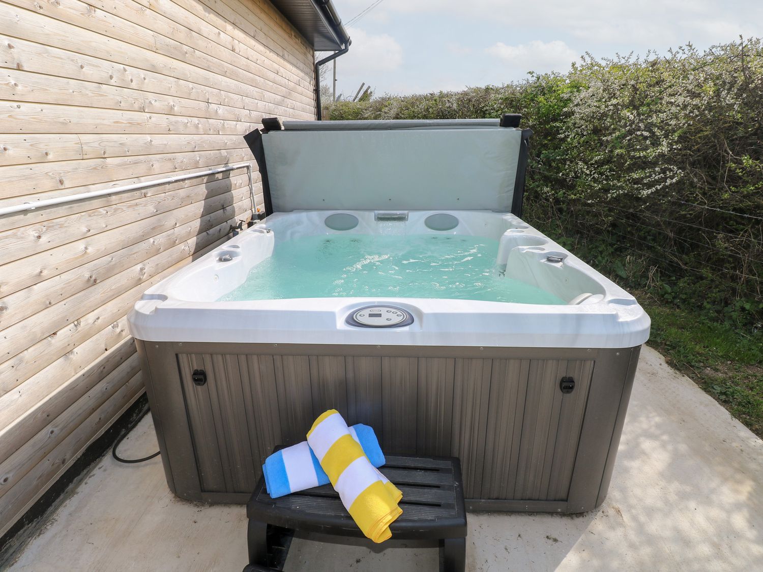 Monks Rest, Monknash, Vale of Glamorgan. Close to a pub. Close to beach. Woodburning stove. WiFi. TV