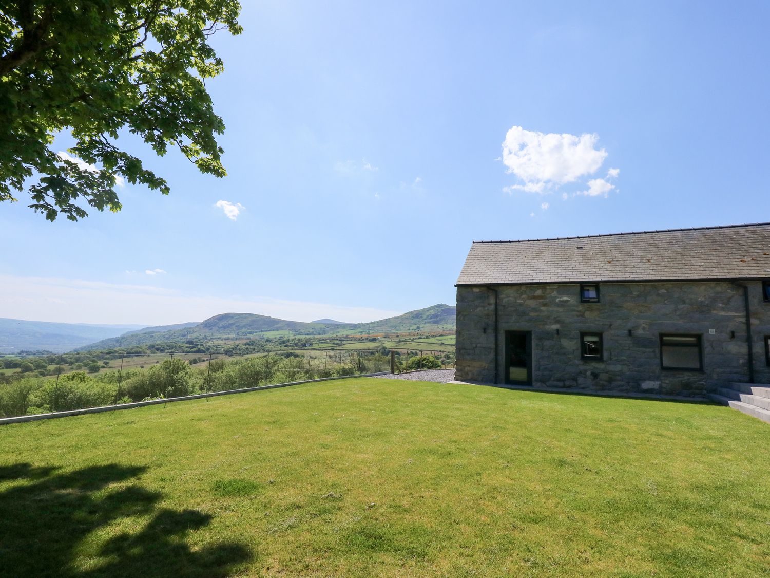 Ysgubor Maen Y Bardd, in Rowen near Conwy, North Wales. Close to a pub. Pretty views. En-suite. 5bed