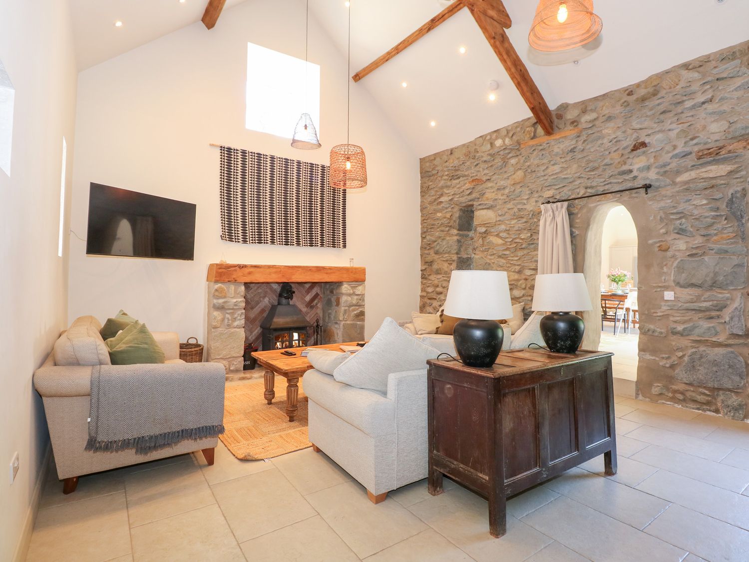 Ysgubor Maen Y Bardd, in Rowen near Conwy, North Wales. Close to a pub. Pretty views. En-suite. 5bed