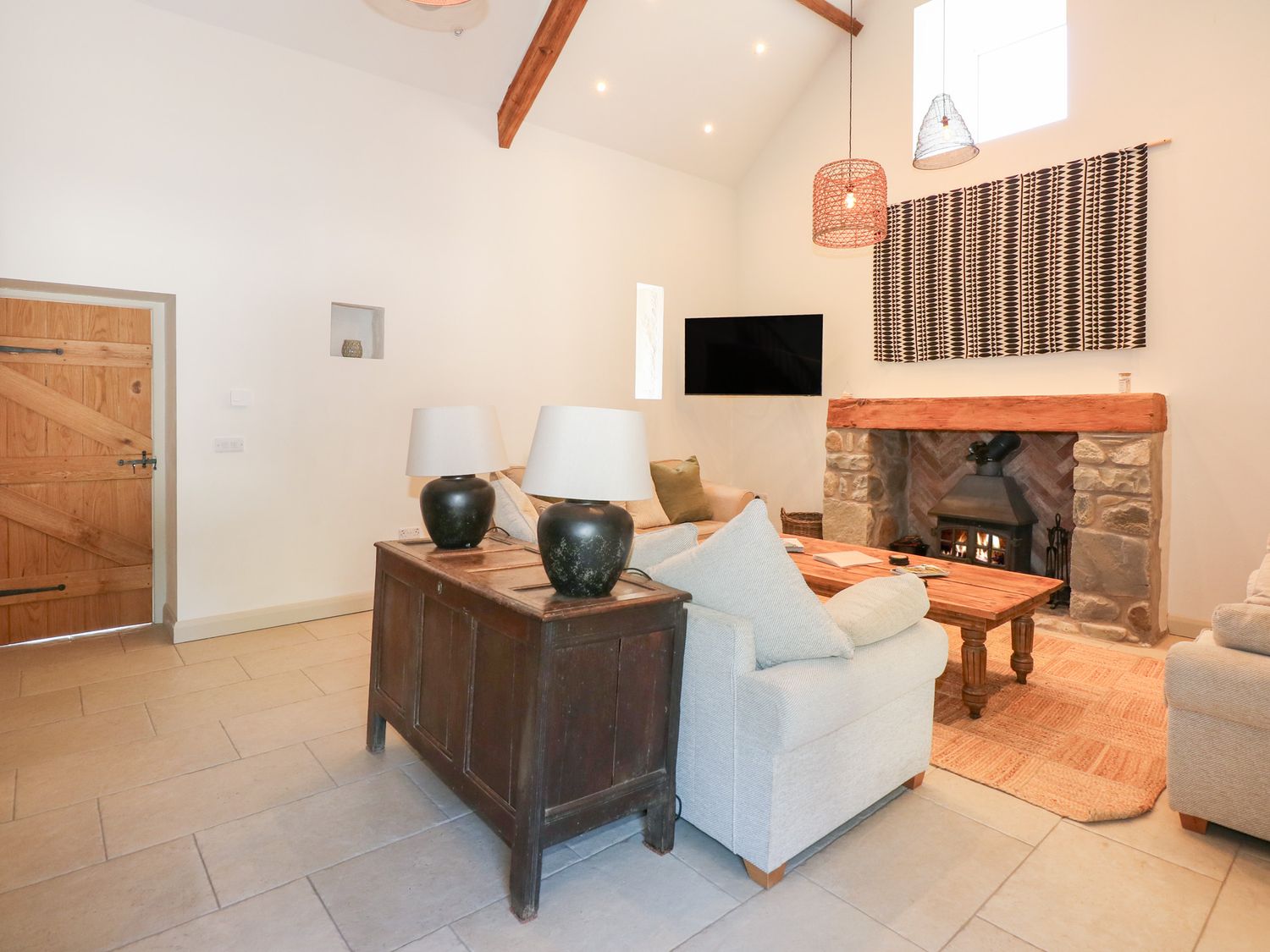 Ysgubor Maen Y Bardd, in Rowen near Conwy, North Wales. Close to a pub. Pretty views. En-suite. 5bed