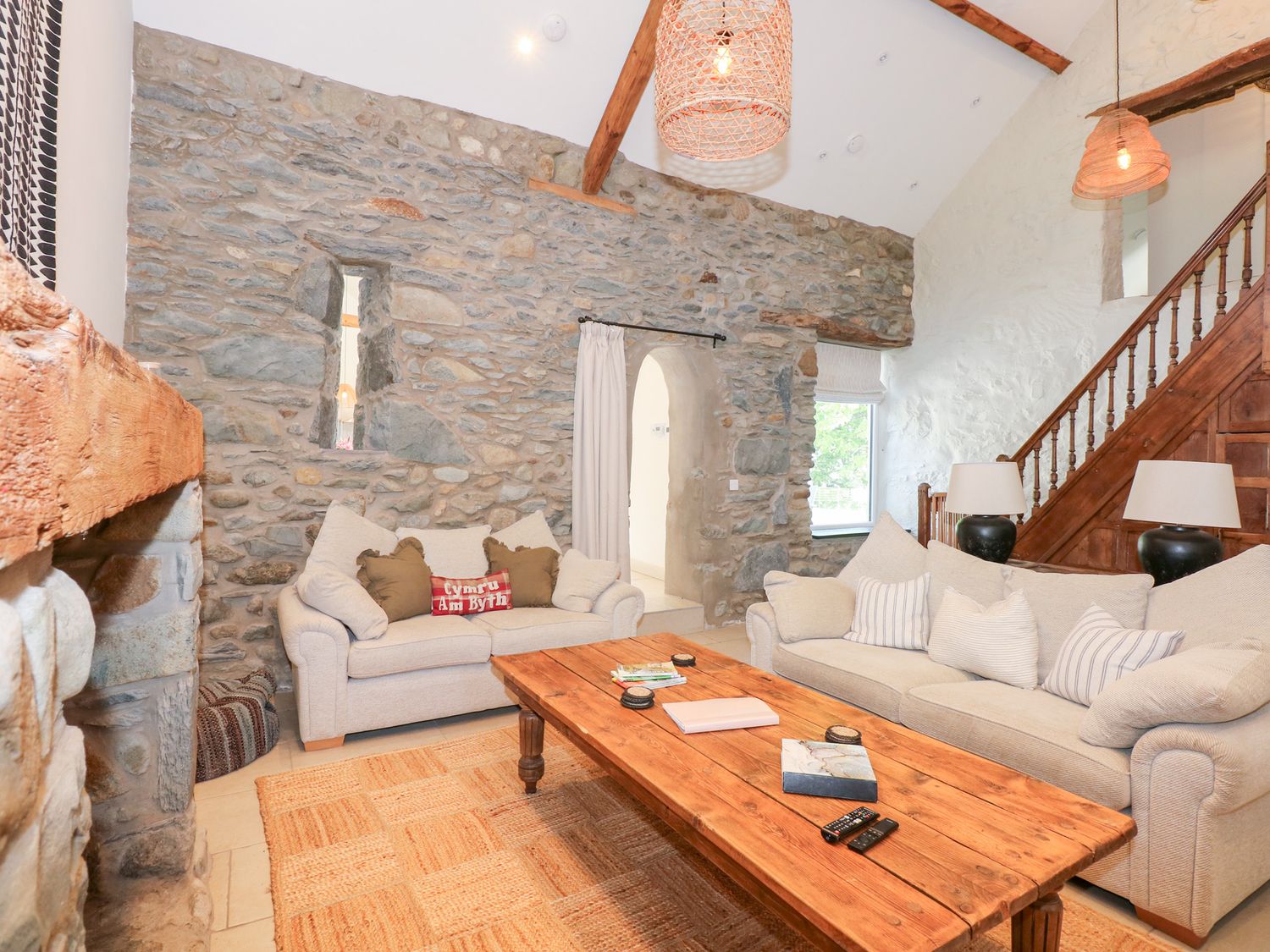 Ysgubor Maen Y Bardd, in Rowen near Conwy, North Wales. Close to a pub. Pretty views. En-suite. 5bed