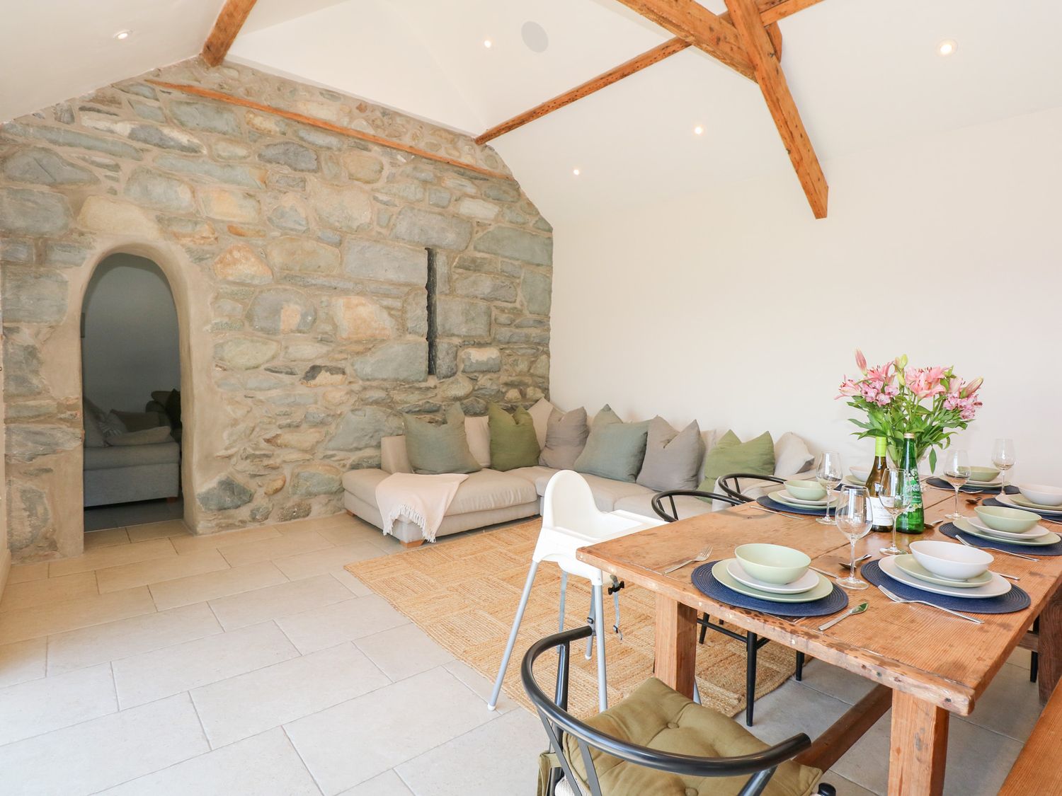 Ysgubor Maen Y Bardd, in Rowen near Conwy, North Wales. Close to a pub. Pretty views. En-suite. 5bed