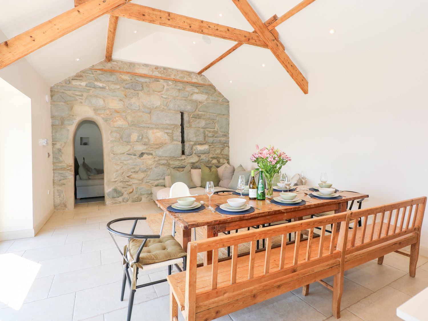 Ysgubor Maen Y Bardd, in Rowen near Conwy, North Wales. Close to a pub. Pretty views. En-suite. 5bed