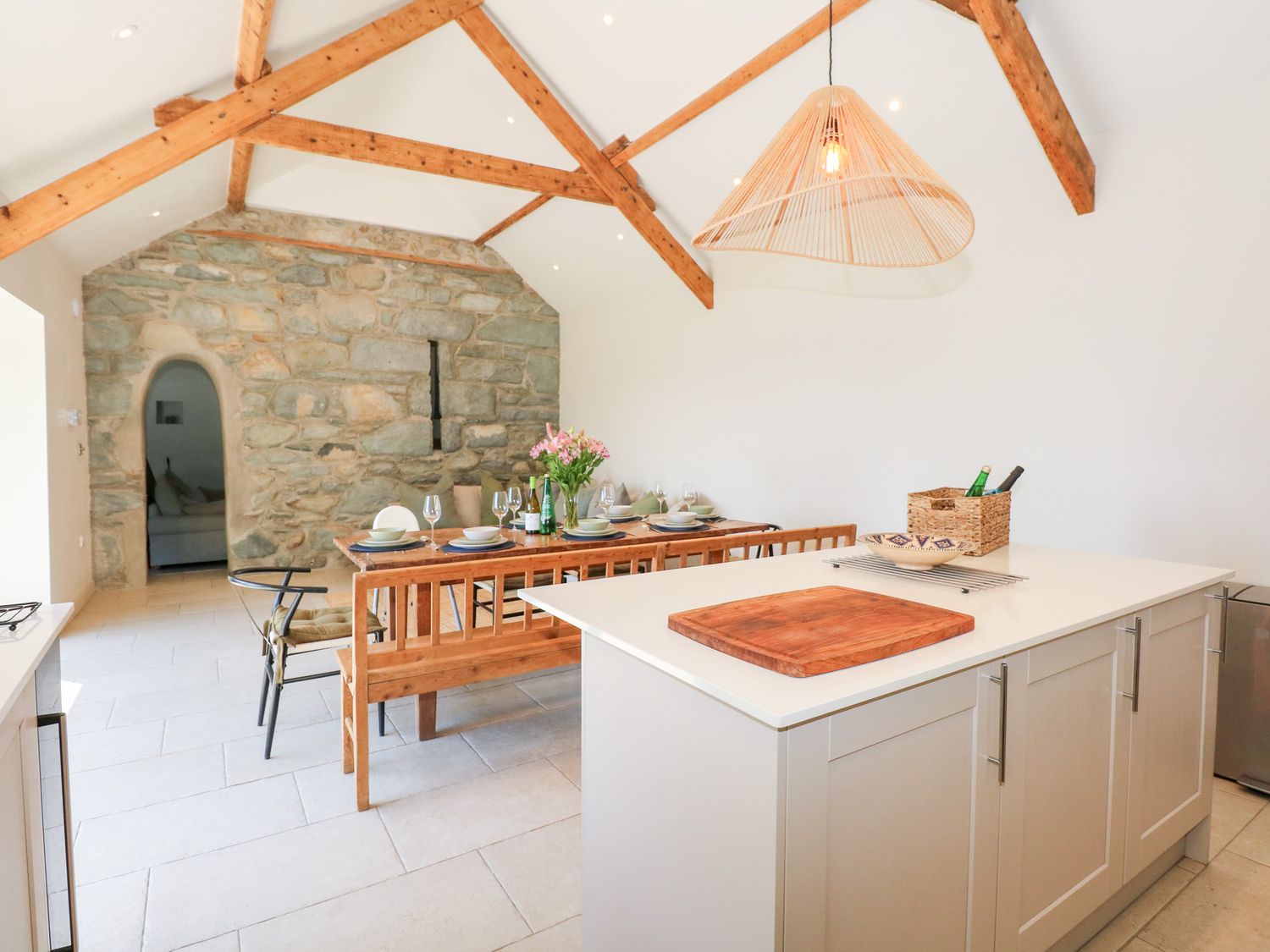 Ysgubor Maen Y Bardd, in Rowen near Conwy, North Wales. Close to a pub. Pretty views. En-suite. 5bed