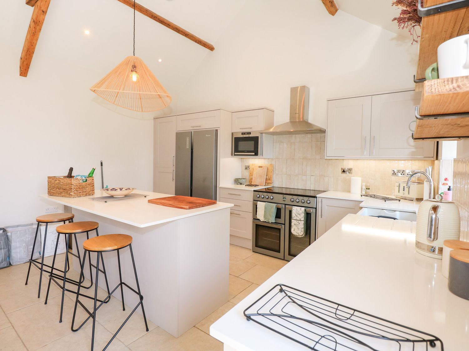 Ysgubor Maen Y Bardd, in Rowen near Conwy, North Wales. Close to a pub. Pretty views. En-suite. 5bed