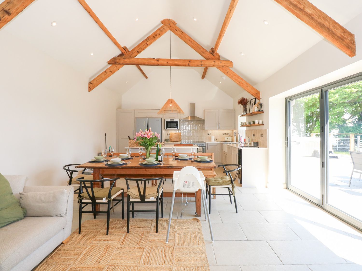 Ysgubor Maen Y Bardd, in Rowen near Conwy, North Wales. Close to a pub. Pretty views. En-suite. 5bed