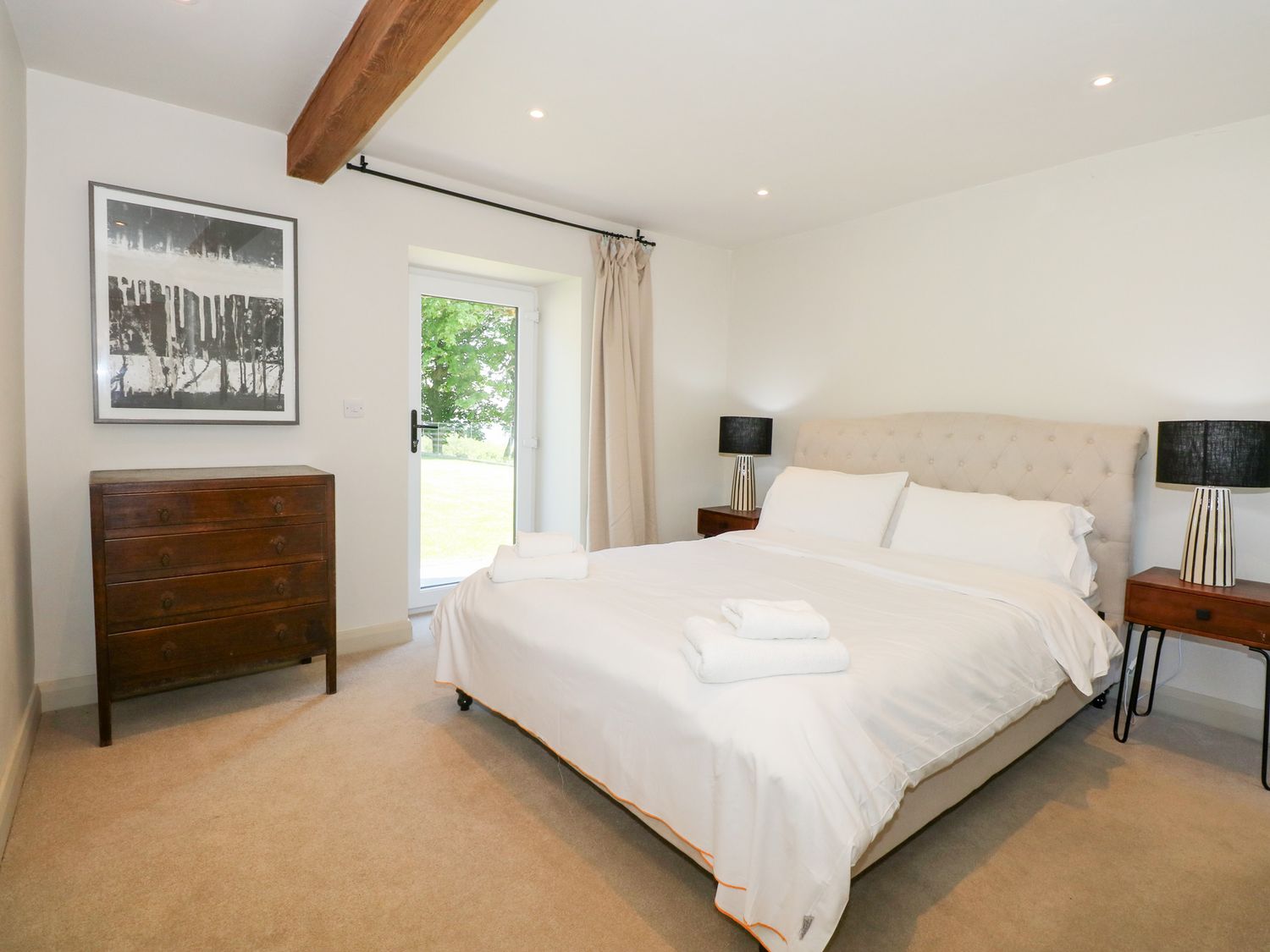 Ysgubor Maen Y Bardd, in Rowen near Conwy, North Wales. Close to a pub. Pretty views. En-suite. 5bed