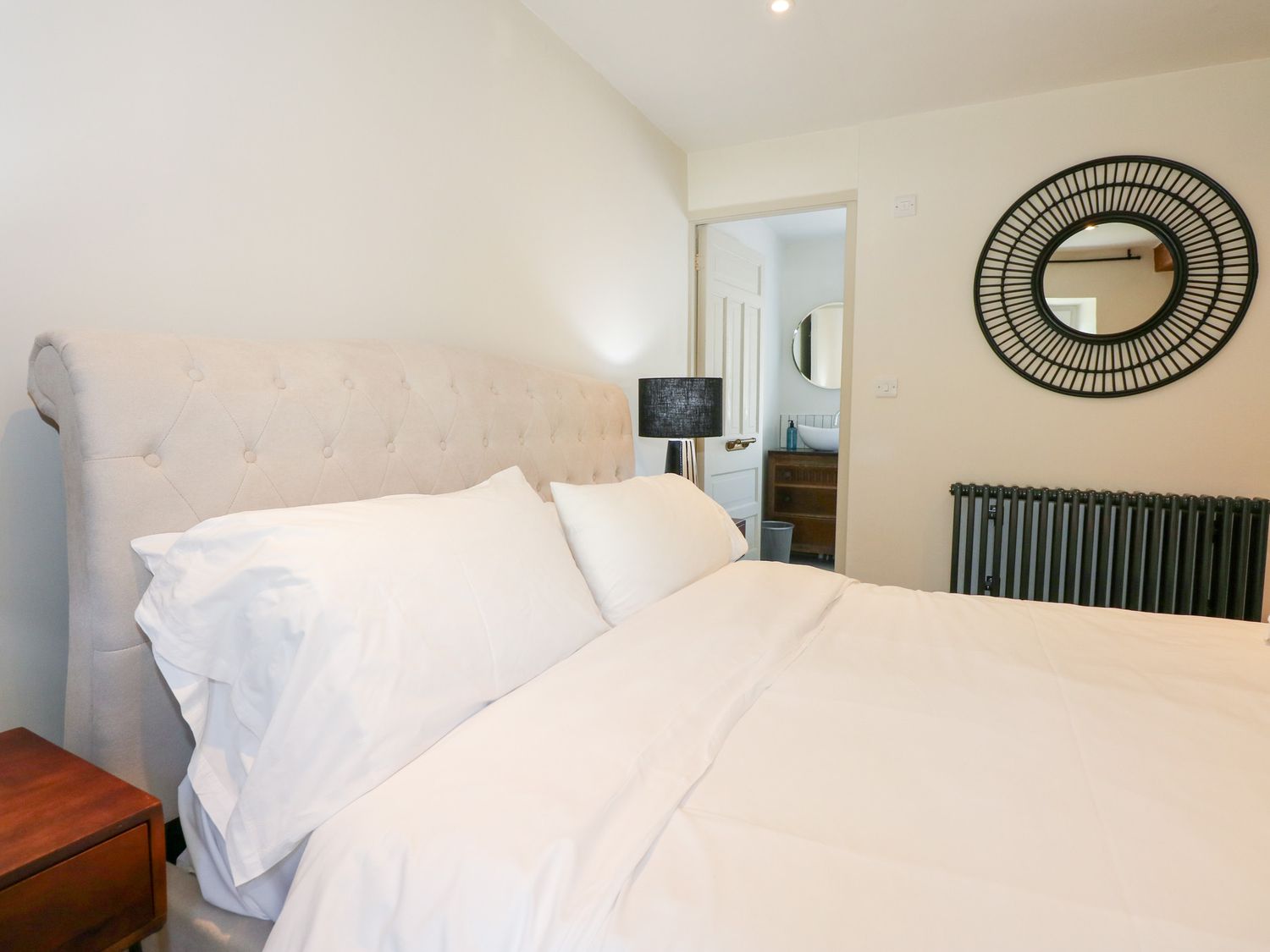 Ysgubor Maen Y Bardd, in Rowen near Conwy, North Wales. Close to a pub. Pretty views. En-suite. 5bed