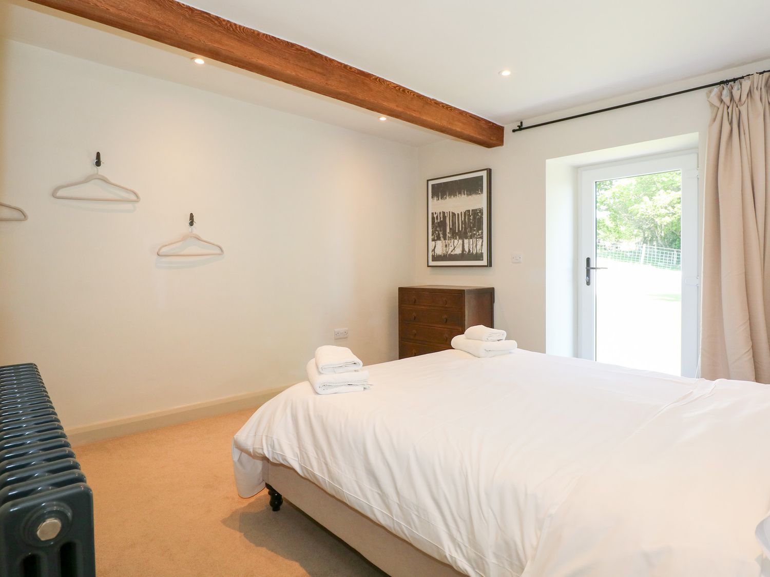 Ysgubor Maen Y Bardd, in Rowen near Conwy, North Wales. Close to a pub. Pretty views. En-suite. 5bed