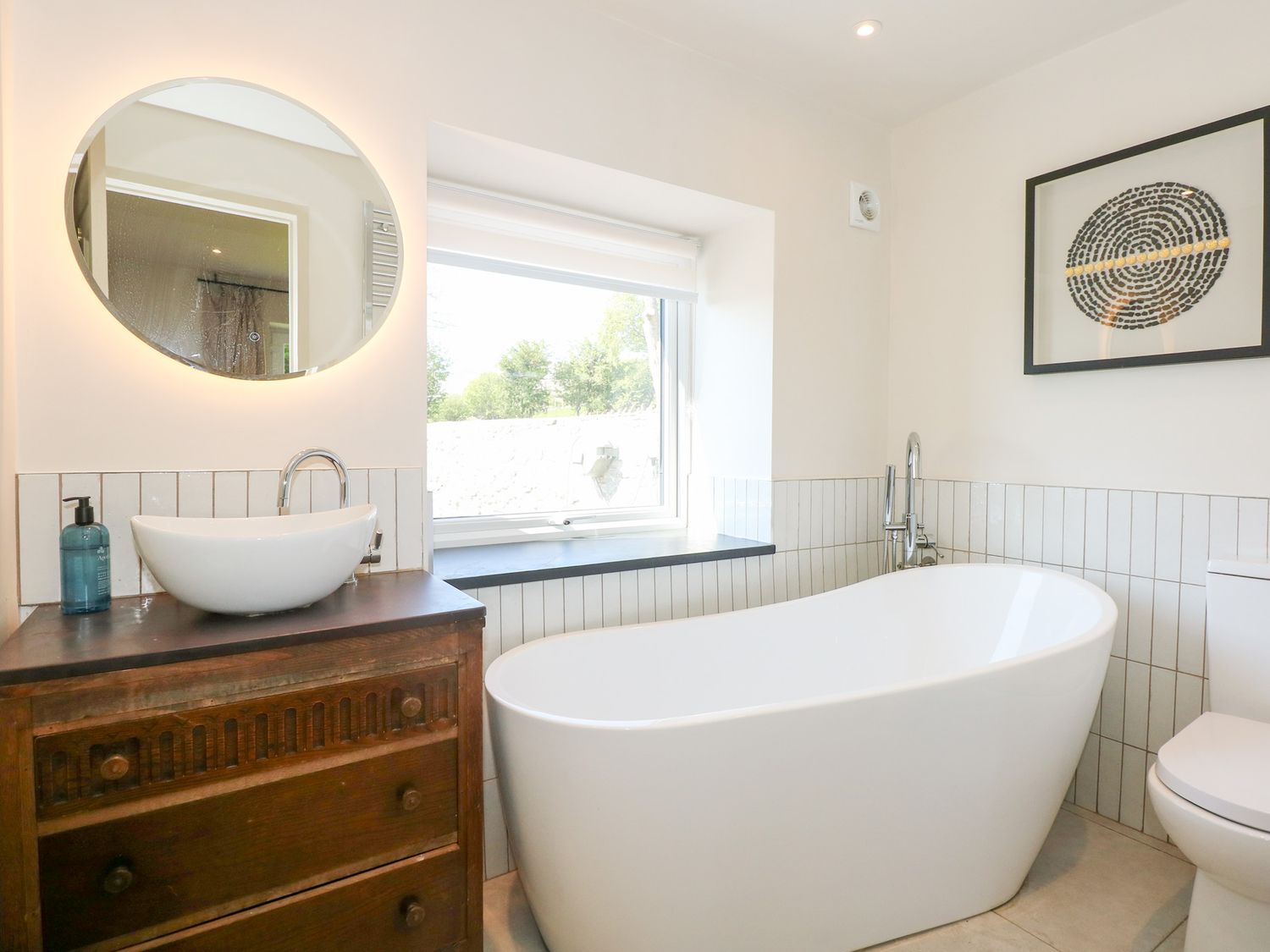 Ysgubor Maen Y Bardd, in Rowen near Conwy, North Wales. Close to a pub. Pretty views. En-suite. 5bed