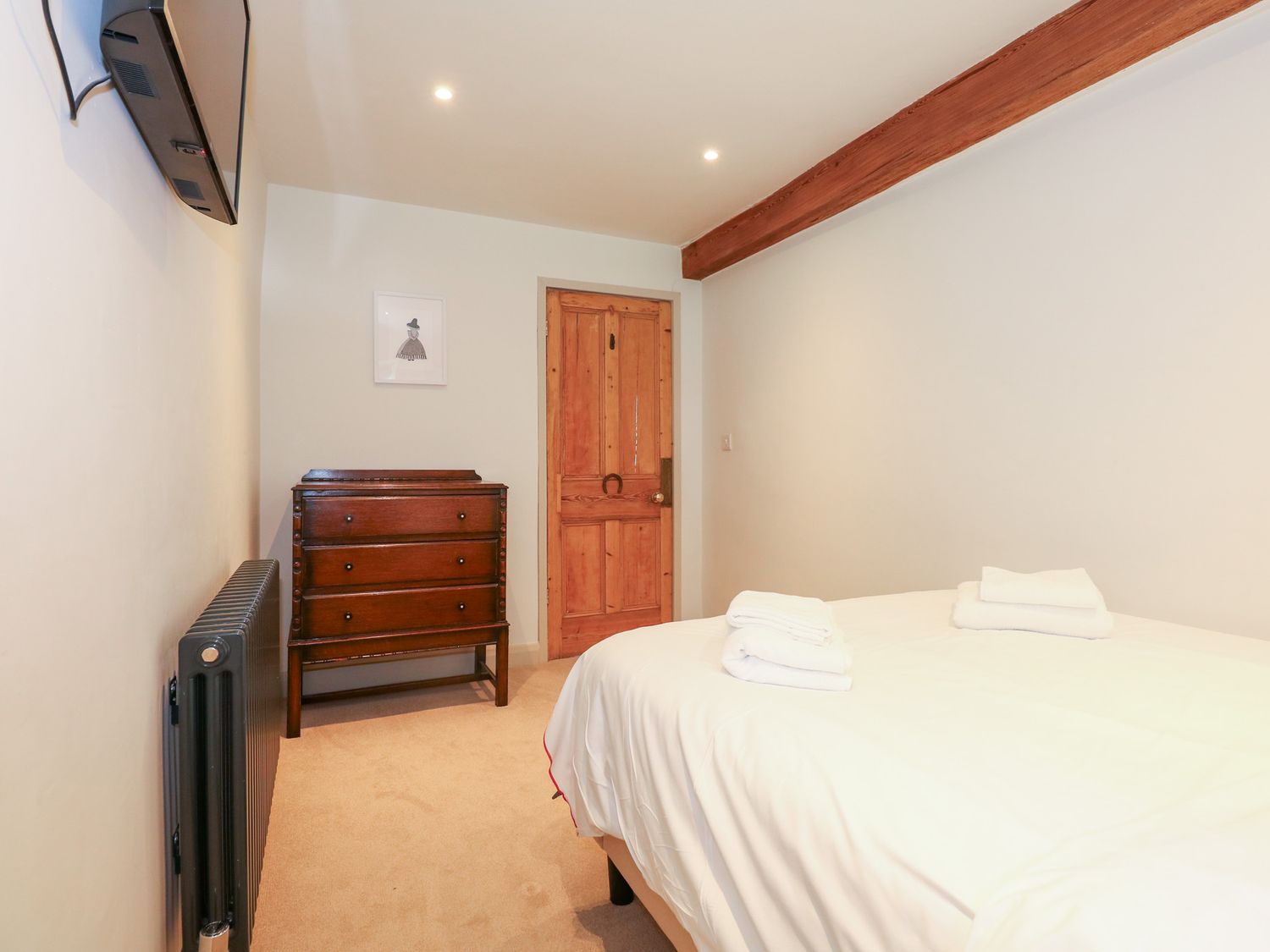 Ysgubor Maen Y Bardd, in Rowen near Conwy, North Wales. Close to a pub. Pretty views. En-suite. 5bed