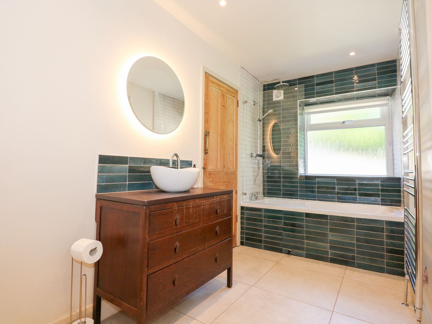 Ysgubor Maen Y Bardd, in Rowen near Conwy, North Wales. Close to a pub. Pretty views. En-suite. 5bed