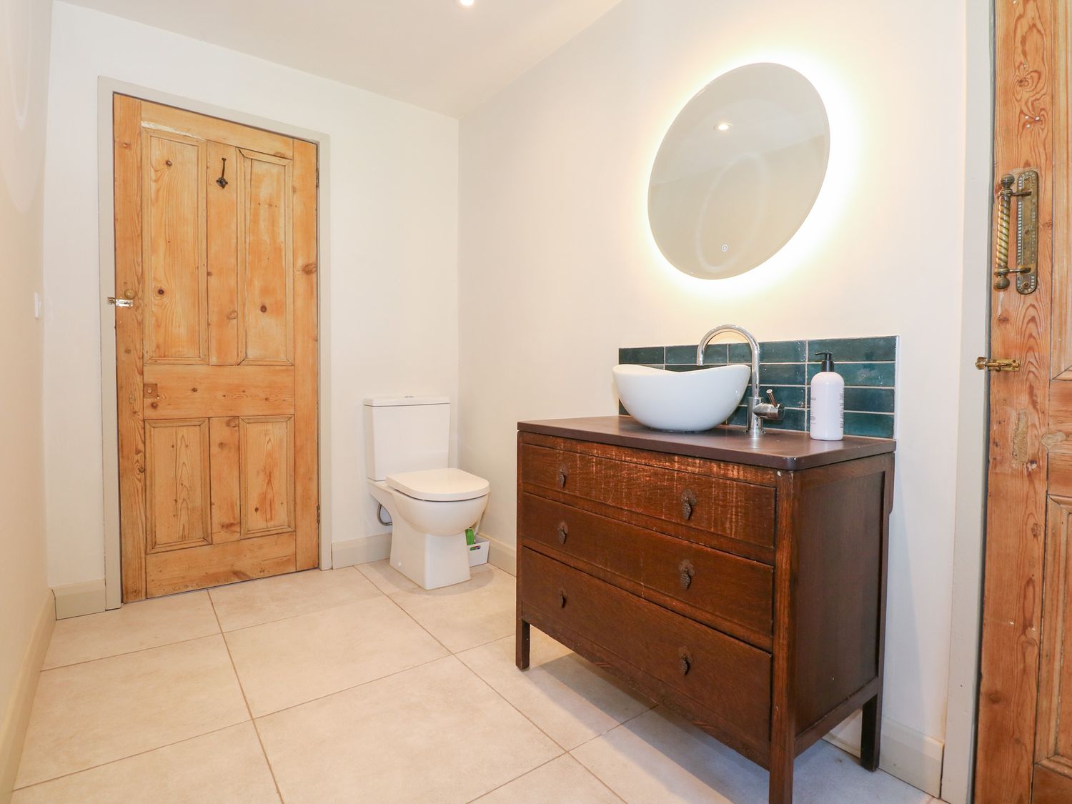 Ysgubor Maen Y Bardd, in Rowen near Conwy, North Wales. Close to a pub. Pretty views. En-suite. 5bed