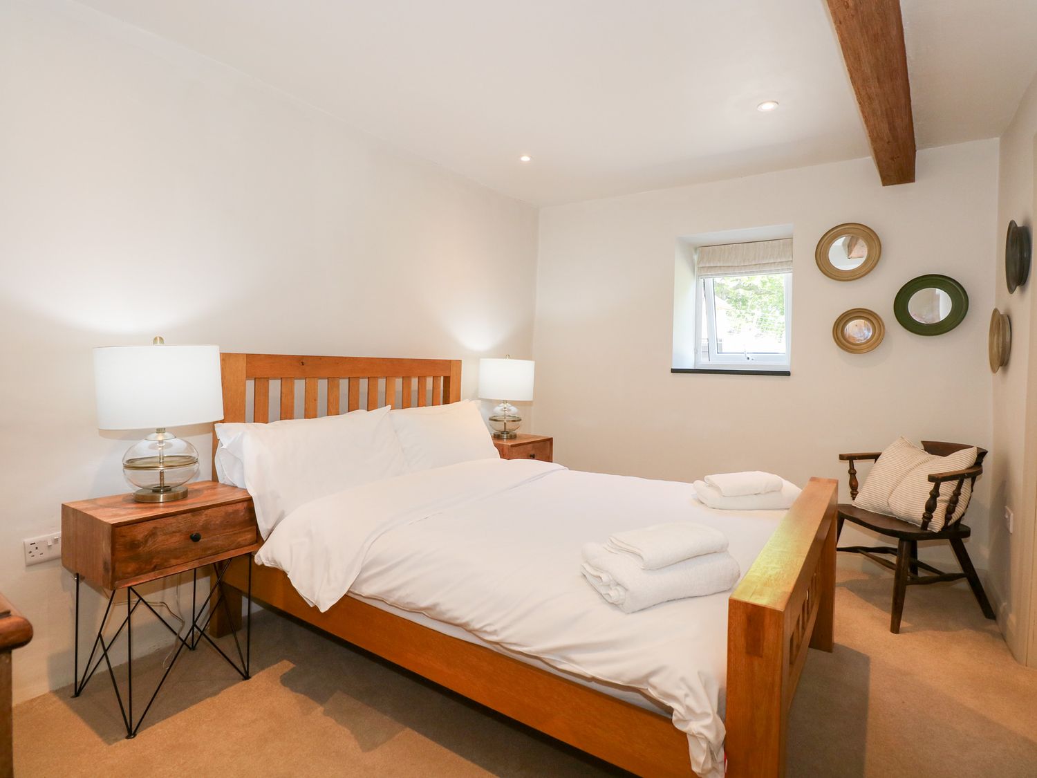 Ysgubor Maen Y Bardd, in Rowen near Conwy, North Wales. Close to a pub. Pretty views. En-suite. 5bed