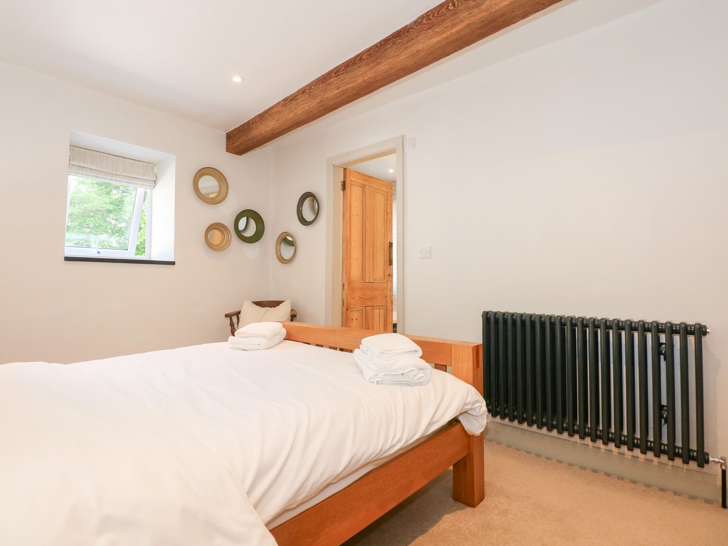 Ysgubor Maen Y Bardd, in Rowen near Conwy, North Wales. Close to a pub. Pretty views. En-suite. 5bed