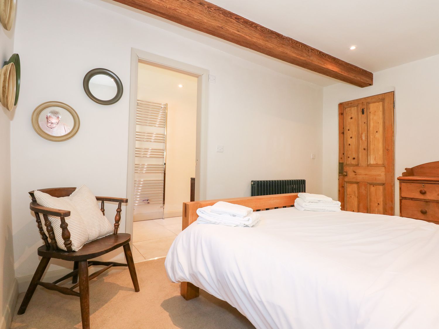 Ysgubor Maen Y Bardd, in Rowen near Conwy, North Wales. Close to a pub. Pretty views. En-suite. 5bed