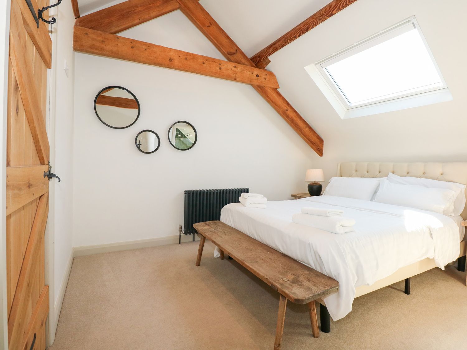Ysgubor Maen Y Bardd, in Rowen near Conwy, North Wales. Close to a pub. Pretty views. En-suite. 5bed