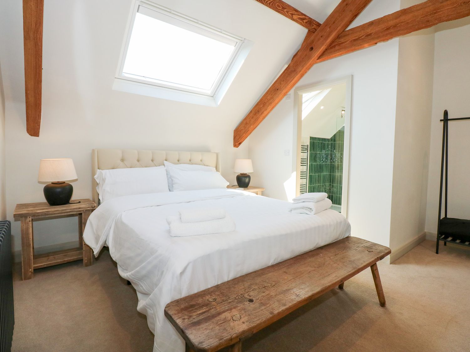 Ysgubor Maen Y Bardd, in Rowen near Conwy, North Wales. Close to a pub. Pretty views. En-suite. 5bed