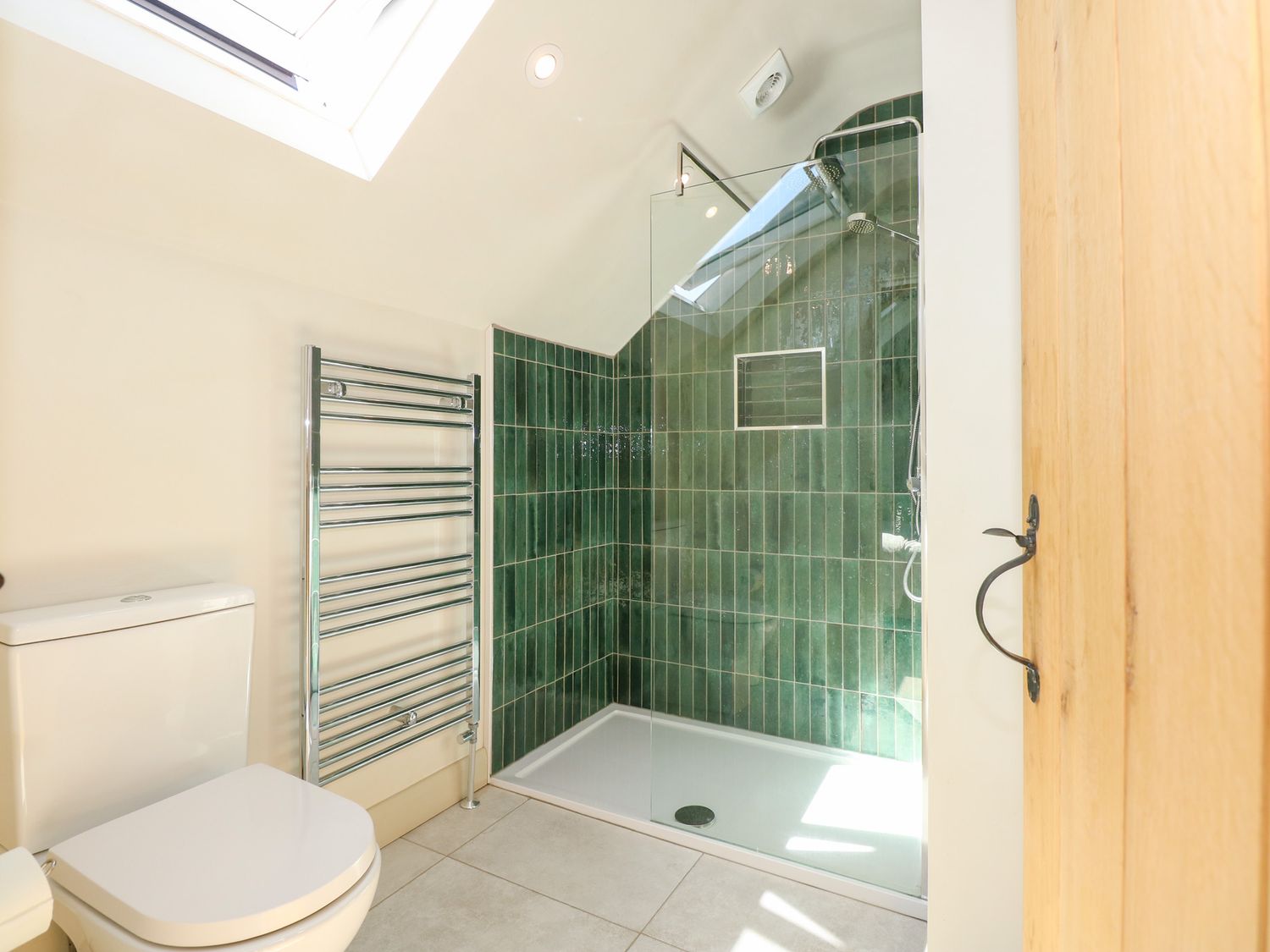 Ysgubor Maen Y Bardd, in Rowen near Conwy, North Wales. Close to a pub. Pretty views. En-suite. 5bed