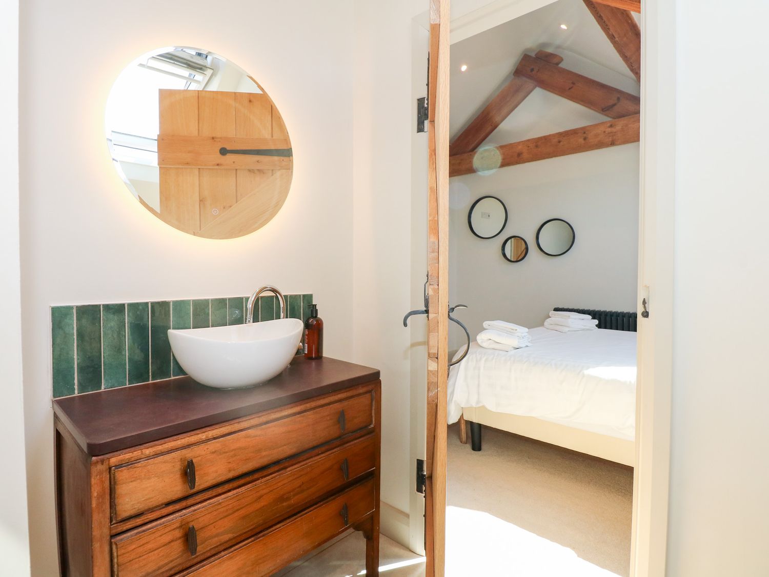 Ysgubor Maen Y Bardd, in Rowen near Conwy, North Wales. Close to a pub. Pretty views. En-suite. 5bed